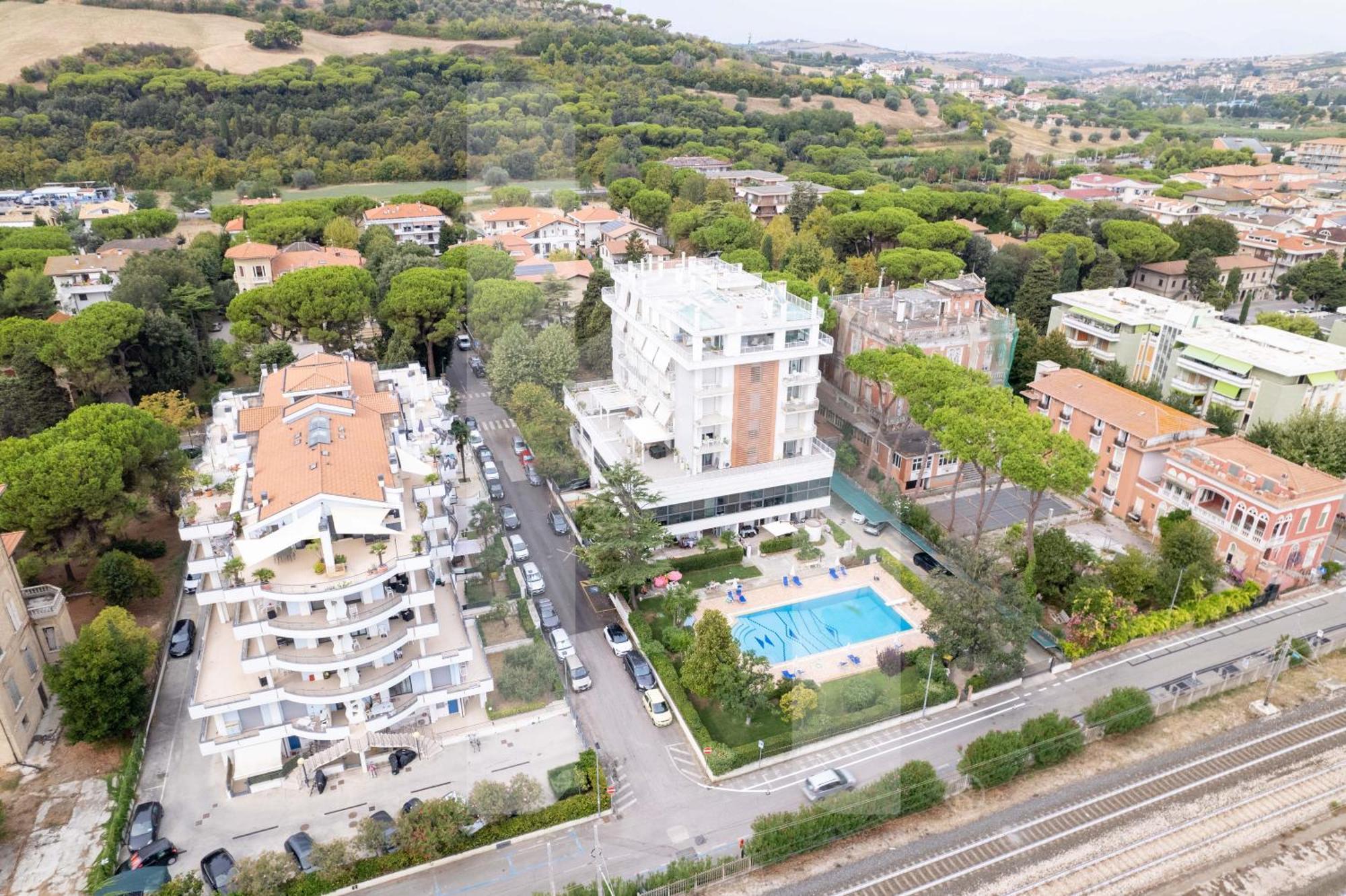 Homiday - Residence Prestige Pineto Bagian luar foto