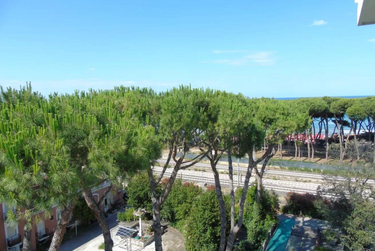 Homiday - Residence Prestige Pineto Bagian luar foto